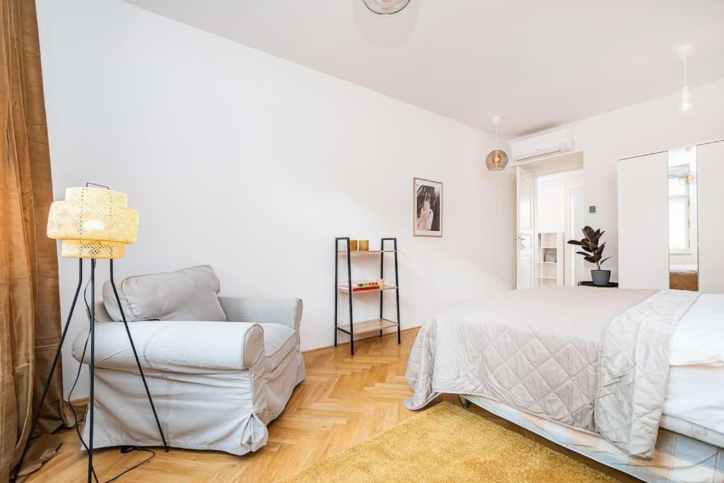 Amazing Two-bedroom With Terrace *